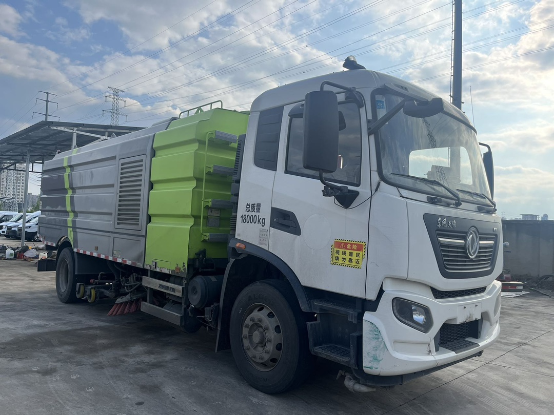 二手中聯16方洗掃車 2??年份：2021年5月 3??發動機：康機230馬力，國六 3??底盤配置：東風天錦底盤，六檔變速箱，5300軸距，275真空胎 4?