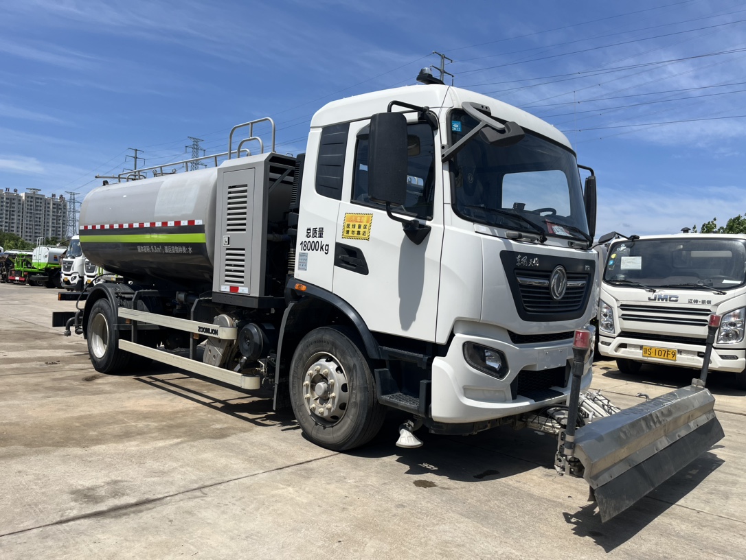 二手國六東風天錦清洗車 2??年份：2021年5月 3??發動機：康機230馬力，國六 4??底盤配置：東風天錦底盤，六檔變速箱，4500軸距，275真空胎，