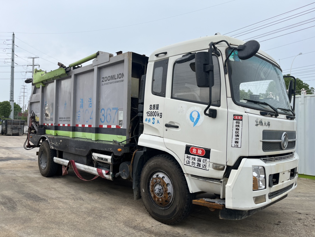 二手中聯無泄露式壓縮垃圾車 2??年份：2018年1月 3??發動機：康機210馬力，國五 4??底盤配置：東風天錦底盤，4500軸距，1000鋼絲胎，六檔變速