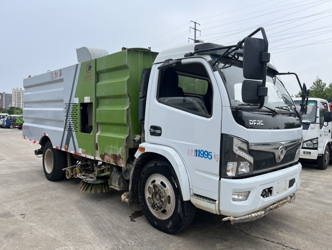 二手國六8方洗掃 2??年份：2021年4月 3??發動機：云內150馬力，國六 4??底盤配置：東風福瑞卡底盤，3800軸距，825鋼絲胎，六檔變速箱。 5?